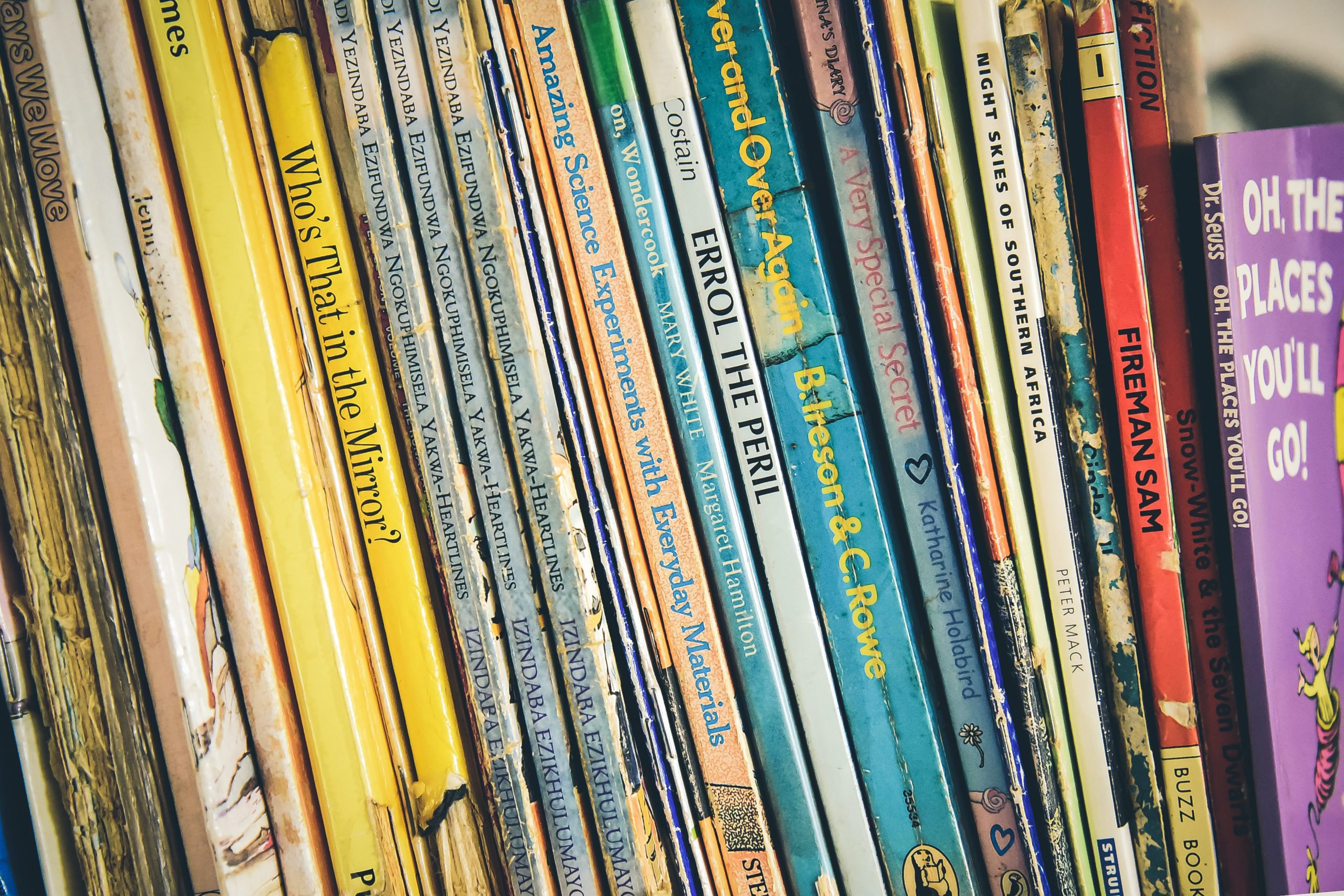 Photo par Robyn Budlender pile of assorted-title books